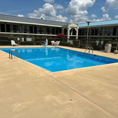 Days Inn By Wyndham Emporia Exterior photo