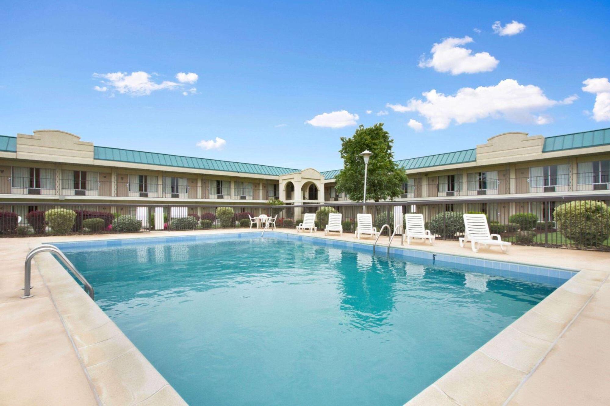 Days Inn By Wyndham Emporia Exterior photo