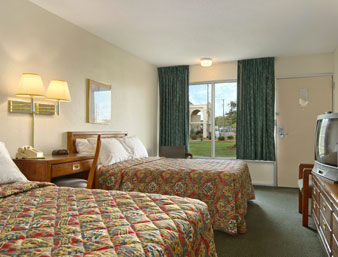 Days Inn By Wyndham Emporia Room photo